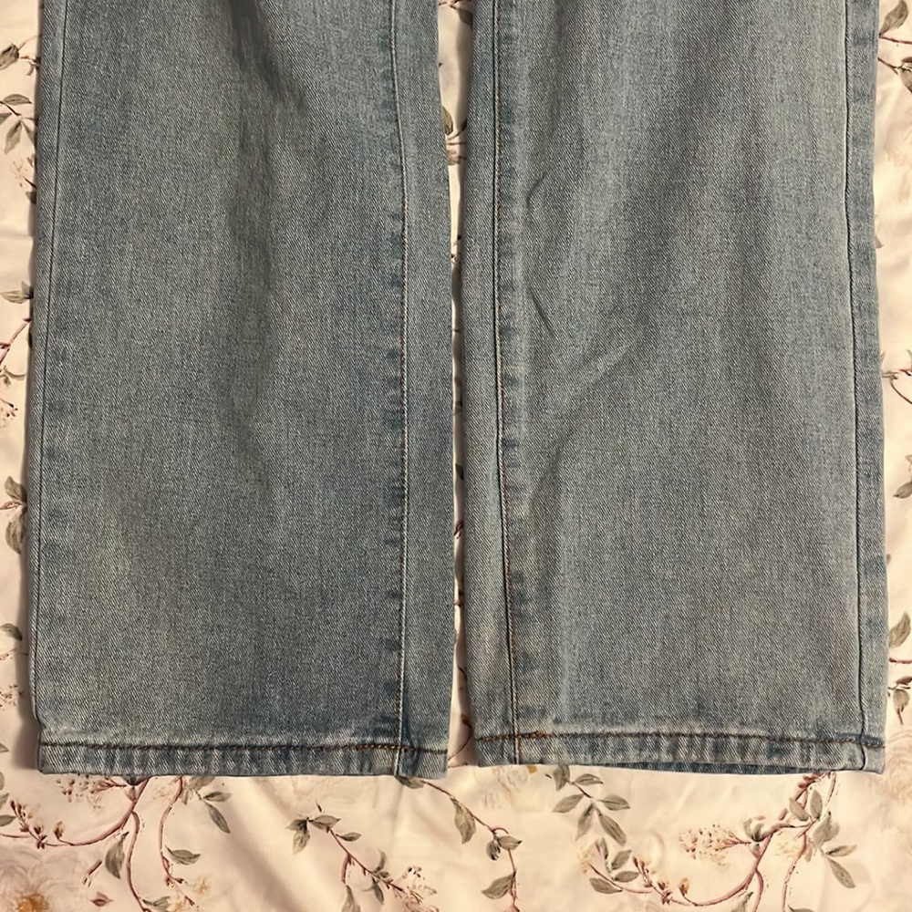 Light-wash Ripped Jeans - Picture 5 of 6